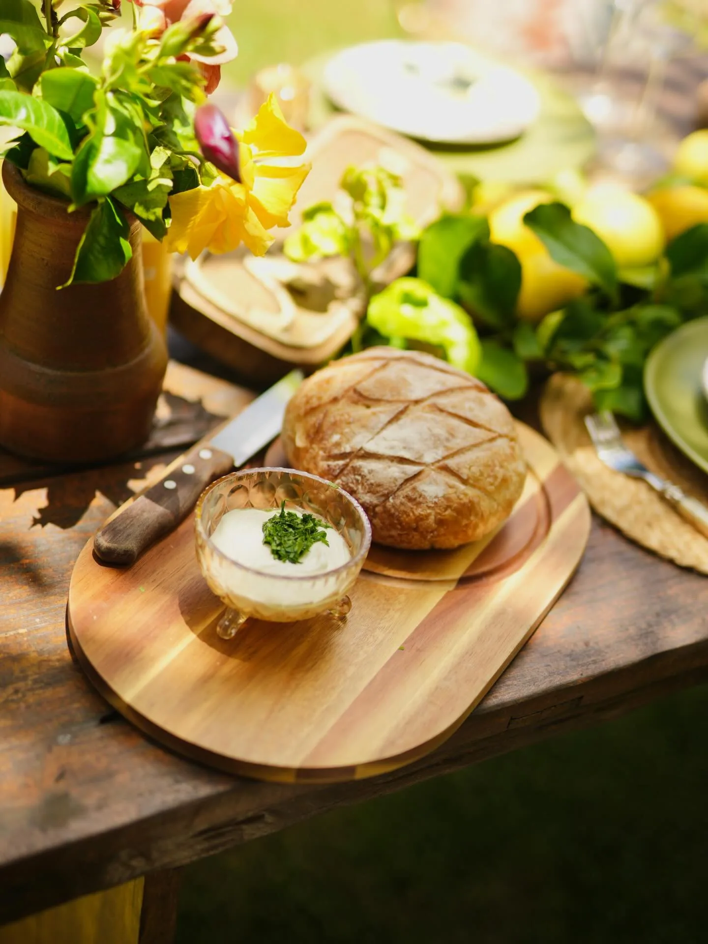 Mesa de café da manhã do Chalé Azzul com pão e flores do jardim