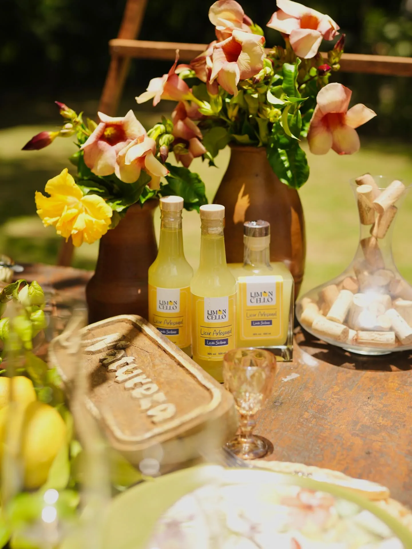 Garrafas de Limoncello artesanal La Dolce Vita Al Limoncello, produzido no Chalé Azzul
